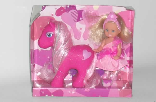 Spielzeug, aufgemacht in einer Zusammenstellung, in Form einer Warenzusammenstellung in Aufmachung für den Einzelverkauf, sog. Steffi Love Evi  "Little Fairy & Pony", im Wesentlichen bestehend aus 
- einer ca. 11 cm großen Puppe aus Kunststoff, an Kopf, Armen und Beinen beweglich, ein 
  Mädchen darstellend, mit langen blonden Haaren in festlichem Kleid, mit am Kleid 
  angebrachten durchsichtigen Flügeln, mit abnehmbarem Diadem,
- einem zur Puppe passenden, rosafarbenen Pony (Größe ca. 11 cm) aus Kunststoff mit 
  beweglichem Kopf, langer pink-und silberfarbener Mähne und entsprechendem Schweif und
- Spielzeug in Zusammenstellung bestehend aus einem ca. 5 cm großen Kamm und einer 
  ca. 5 cm großen Bürste aus rosafarbenem Kunststoff (Nachbildungen).
Keines der Bestandteile bestimmt den Chararkter der Warenzusammenstellung, so dass die Einreihung in die zuletzt genannte der gleichermaßen in Betracht kommenden Unterpositionen erfolgt.
Die Warenzusammenstellung dient der spielerischen Unterhaltung von Kindern und ist in einem bunt bedruckten Pappkarton mit Klarsichtfenster für den Einzelverkauf aufgemacht.
Ein Bild der Ware ist im Internet unter http://ec.europa.eu/taxation_customs/dds/ebticau_de.htm zu finden.