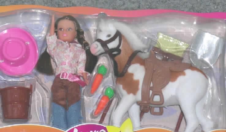 Puppe, die Nachbildung eines Menschen darstellend, in Form einer Warenzusammenstellung in Aufmachung für den Einzelverkauf, sog. "Laura little Cowgirl".
Es handelt sich um eine Warenzusammenstellung in Aufmachung für den Einzelverkauf, bestehend aus:
- einer ca. 16 cm großen, an Kopf, Armen und Beinen beweglichen Puppe, ein junges Mädchen mit langen, braunen Zöpfen darstellend, das mit Bluse, langer Hose, Gürtel und Schuhen bekleidet ist, sowie erkennbarem Zubehör zu der Puppe in Form eines pinkfarbenen Cowboy-Hutes aus Kunststoff,
- einem ca. 15 cm x 14 cm großen Pferd, aus mit Scherstaub beflocktem Kunststoff (damit aus Materialien, die es nicht als Spielzeug ausweisen), das mit Zaumzeug und Sattel ausgestattet ist, und
- Spielzeug in Zusammenstellung aus Kunststoff, bestehend aus einem Holzeimer, einem Besen, einer Mistgabel und einer Schaufel, die jeweils einen langen Stiel aufweisen. 
Die Waren der Position 9503 sind gegenüber dem Pferd aufgrund der Menge und der Bedeutung für die Verwendung charakterbestimmend, innerhalb der Position 9503 bestimmt die Puppe aufgrund der Größe und der Bedeutung für die Verwendung den Charakter der Warenzusammenstellung.
Die Warenzusammenstellung dient der spielerischen Unterhaltung von Kindern und ist in einer Showbox für den Einzelverkauf aufgemacht.
Ein Bild der Ware ist im Internet unter http://ec.europa.eu/taxation_customs/dds/ebticau_de.htm zu finden.