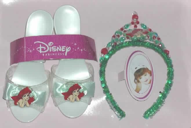 Anderes als zuvor von der Position 9503 erfasstes Spielzeug, aus Kunststoff, in Form einer Warenzusammenstellung in Aufmachung für den Einzelverkauf, sog. Disney Princess Schuhe & Krone, Kat:2101.
Es handelt sich im Wesentlichen um Fantasieschmuck in Form eines Diadems und der Nachbildung eines Paars Absatzsandalen.
Das Diadem besteht aus einem der Kopfform eines Kindes angepassten, mit grünfarbenen Pailletten verzierten Kunststoffreif, an dessen Enden transparente Kämme zur Befestigung des Diadems im Haar eingearbeitet sind und einem kronenartigen Aufbau aus mit unterschiedlich großen, farbigen Kunststoffperlen verzierten Metalldrähten, der mittig mit einer muschelförmigen, transparenten, mit dem Porträt einer jungen Frau bedruckten Kunststoffplatte besetzt ist.
Die Schuhe, Nachbildungen von Erwachsenenschuhen, passend für Kindergröße 27 - 29, bestehen aus starren, weißen Kunststoffsohlen mit ca. 6 cm hohen Absätzen und transparenten Riemen, die mit Spinnstoffschleifen und den gleichen, muschelförmigen Kunststoffplatten wie im Diadem besetzt sind. 
Keines der Bestandteile bestimmt den Charakter der Warenzusammenstellung, so dass die Einreihung in die zuletzt genannte Position der gleichermaßen in Betracht kommenden Positionen erfolgt.
Die Warenzusammenstellung dient zur spielerischen Unterhaltung von Kindern (Prinzessin spielen) und ist in einer Showbox für den Einzelverkauf aufgemacht.
Ein Bild der Ware ist im Internet unter http://ec.europa.eu/taxation_customs/dds/ebticau_de.htm zu finden.