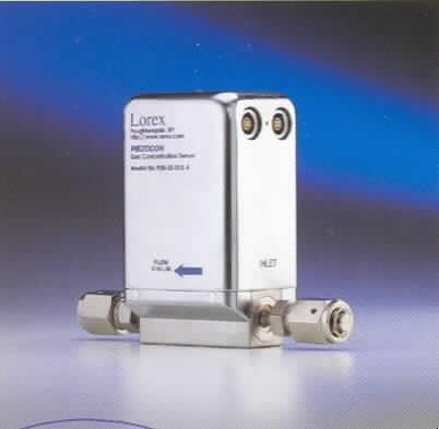 Elektronisches Gerät zur physikalischen oder chemischen Untersuchung von Gasen, so genannter Piezocon Sensor, im Wesentlichen bestehend aus einem ca. 50 mm x 63 mm x 112 mm  großen Gehäuse mit Anschlussvorrichtungen, in dem sich u.a. zwei Mikrofone und ein Piezoquarz befinden. 
Die durch den Quarz erzeugten und reflektierten Schwingungen werden durch die Mikrofone erfasst und an die Auswerteelektronik (nicht Gegenstand dieser vZTA) weitergegeben und dort verarbeitet. Aufgrund der Abhängigkeit der Schallgeschwindigkeit vom Molekulargewicht in der Gasphase, kann diese hinsichtlich Ihrer Zusammensetzung untersucht werden. 
Ein Bild der Ware befindet sich im Internet unter http://ec.europa.eu/taxation_customs/dds/ebticau_de.htm.