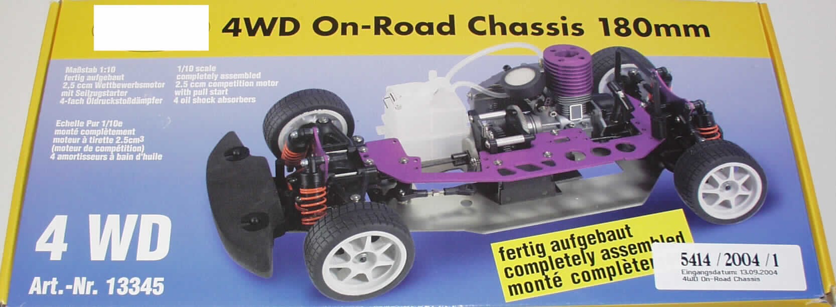 Maßstabgetreu verkleinertes Modell zum Zusammenbauen, mit Antrieb, aus anderen Stoffen als Kunststoff, unvollständig, sog. 4WD On-Road Chassis (Art.-Nr.: 13345).

Es handelt sich um ein vormontiertes Chassis mit Verbrennungsmotor im Maßstab 1:10 mit den wesentlichen Beschaffenheitsmerkmalen für ein Rennauto-Modell zum Zusammenbauen. 
Im maßgebenden Zeitpunkt bestimmt hinsichtlich der stofflichen Beschaffenheit Metall gegenüber Kunststoff den Charakter des unvollständigen Modells (ohne Kunststoffkarosserie und Dekorbogen).
Das Chassis, eine Tüte mit diversen Kleinteilen aus Metall und Kunststoff, ein Antennenrohr und eine Bauanleitung sind in einem gemeinsamen Verkaufskarton für den Einzelverkauf verpackt.
Das Erzeugnis dient der spielerischen Unterhaltung.