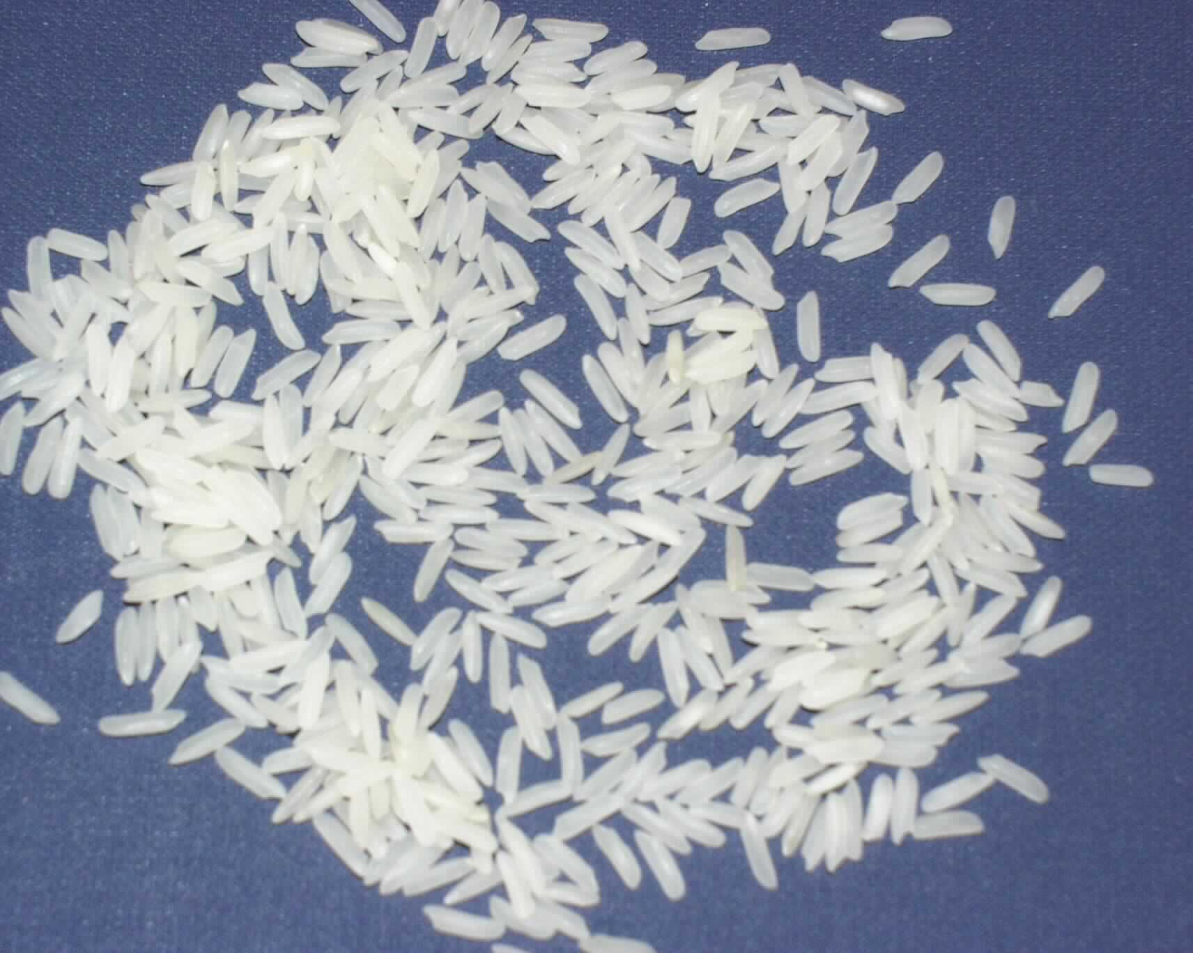 Langkörniger Reis

Antragsangaben (als zutreffend unterstellt, genaue Angaben zur Beschaffenheit wurden vertraulich mitgeteilt): Jasmin-Reis; Herkunftsland: Thailand; nicht parboiled; durchschnittliche Länge: mehr als 6,0 mm; Verhältnis der Länge zur Breite: 3 oder mehr; Bruchreisanteil: weniger als 5 GHT; in 500 g und 1000 g Beuteln.

Äußere Beschaffenheit der vorgelegten Warenprobe: naturweiße, ganze und wenig gebrochene, vollständig geschliffene Reiskörner, augenscheinlich nicht parboiled. Aufmachung des Warenmusters: Der Reis ist abgepackt in einem gelben, bunt bedruckten, in deutscher und französischer Sprache beschrifteten Kunststoffbeutel. Aufschrift (auszugsweise): "Jasmin Reis; das Aroma Thailands". Zusätzlich sind Angaben zur Zubereitung gemacht.

Vollständig geschliffener Reis, auch poliert oder glasiert, anderer als parboiled, langkörnig, mit einem Verhältnis der Länge zur Breite von 3 oder mehr.