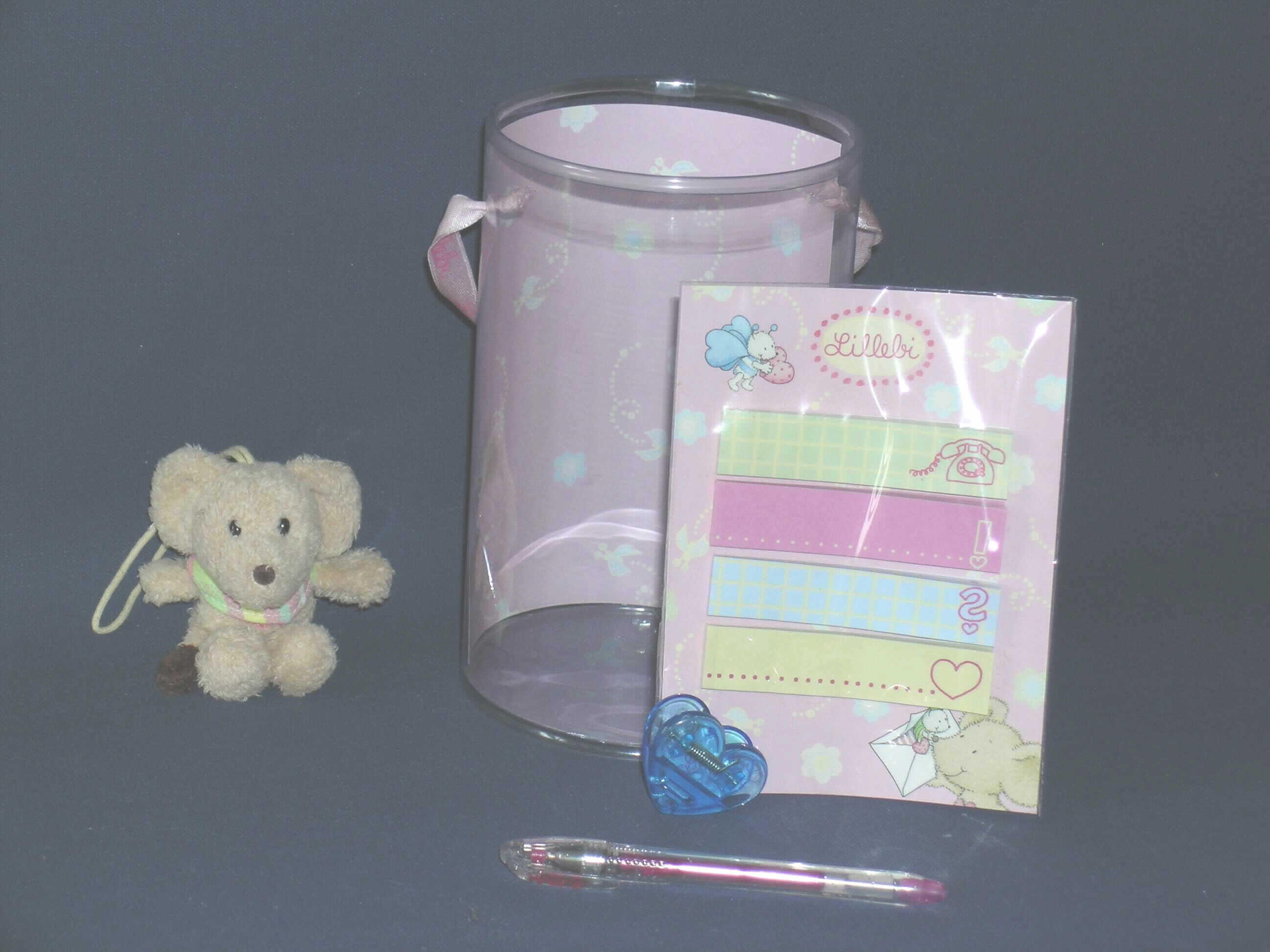Kugelschreiber, sog. "Mini-Gelstift", Art.Nr. L.06.A W048 - Geschenkset.
Warenbeschreibung nach Abbildung und Angaben der Antragstellerin: 
Gelstift bestehend aus einem ca. 9 cm langen Schaft aus klarsichtigem Kunststoff, mit silberfarbener Spitze und einer abnehmbaren Schutzkappe mit Clip aus Kunststoff. Er ist mit einer nicht auswechselbaren Kunststoffmine mit rosafarbener, flüssiger Tinte als Schreibmittel und einer Kugel aus unedlem Metall als Schreibspitze versehen.
Der Gelstift ist gemeinsam mit einer Plüschmaus, vier Mini-Notizblöcken und einem Kunststoffclip (alle nicht Gegenstand dieser vZTA) in einer tonnenförmigen Geschenkbox aus klarsichtigem Kunststoff und eingelegtem Papierhintergrund für den Einzelverkauf aufgemacht. 

Bild der Ware im Internet unter http://europa.eu.int/comm/taxation_customs/dds/de/ebticau.htm