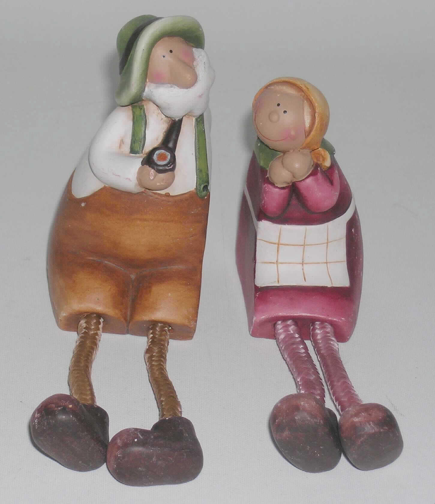 Puppe, Nachbildung eines Menschen darstellend, nicht aus Kunststoff, nicht handgearbeitet, sog. Farmerpaar als Kantensitzer, 2-er Set.

Es handelt sich um zwei Dekorationspuppen mit aufgemalter Kleidung, einen Pfeife rauchenden Mann (ca. 13 cm groß) mit Bart und Hut sowie eine Frau (ca. 10 cm groß) mit Kopftuch und Schürze darstellend.
Körper und Schuhe der sitzenden Puppen bestehen aus Keramik. Die frei beweglichen Schlenkerbeine sind ca. 7 cm lang und bestehen aus textilem Material. 
Beide Figuren, aufgemacht für den Einzelverkauf in einer bunten Box, dienen als sog. Kantenhocker bzw. Kantensitzer und werden jeweils in die genannte Codenummer eingereiht.

Bild der Ware im Internet unter http://europa.eu.int/comm/taxation_customs/dds/de/ebticau.htm