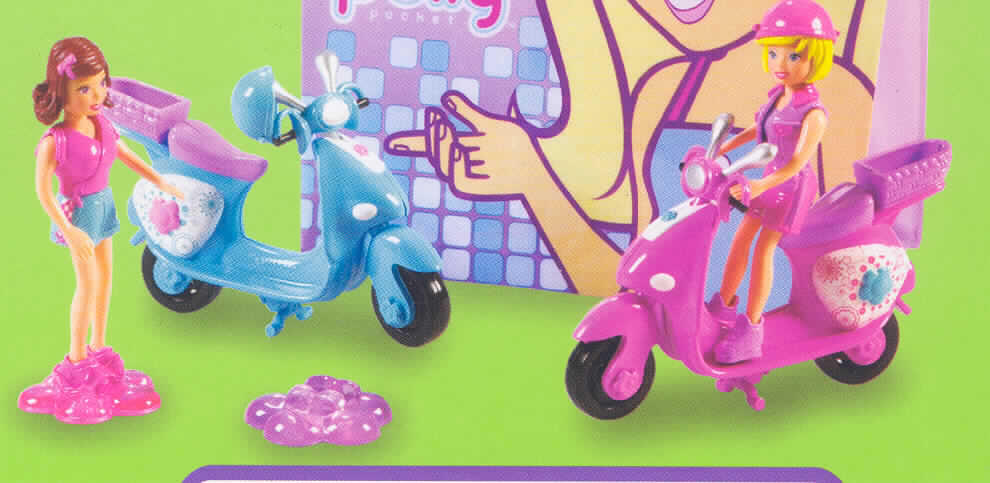 Puppen, die Nachbildung von Mädchen darstellend, nicht handgearbeitet, aus Kunststoff, bekleidet, aus dem Sortiment  "Polly Pocket Motorroller Freundinnen, Kat. Nr.:0557.

Es handelt sich um zwei je ca. 9 cm große, an Kopf, Armen und Beinen bewegliche Puppen mit blonden bzw. braunen Haaren. Sie sind jeweils mit kurzen Hosen und ärmellosem Oberteil bekleidet. 
Beide Erzeugnisse werden von der oben genannten Codenummer erfasst und dienen der spielerischen Unterhaltung von Kindern. Sie sind gemeinsam mit zwei Puppenhelmen, zwei paar Puppenschuhen, zwei Puppenständern, zwei Spielzeugmotorrollern und einem Tragebeutel aus PVC  für Mädchen (alle nicht Gegenstand dieser Auskunft, da kein gemeinsamer Bedarf vorliegt) in einer Showbox aufgemacht. 
Bild der Ware im Internet unter http://europa.eu.int/comm/taxation_customs/dds/de/ebticau.htm