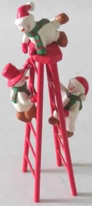 Weihnachtsartikel, nicht aus Glas, sog. "Schneemannerfiguren auf Holzleiter".

Es handelt sich um eine ca. 15 cm hohe sowie 4,5 cm breite, rote, aus Holz bestehende Bockleiter, an deren Sprossen zwei ca. 6 bzw. 6,5 cm große Schneemänner hochklettern. Auf der Leiter liegt ein dritter Schneemann auf dem Bauch. Die Figuren sind mit roten Fausthandschuhen, einem grün-roten Schal sowie braunen Schuhen bekleidet. Zwei Schneemänner tragen eine Weihnachtsmannmütze in Form einer roten Zipfelmütze mit weißer Bommel und weißem Besatz auf dem Kopf, die dritte Figur trägt einen roten Zylinderhut.

Die in einer Kunststofftüte verpackte Ware dient als Dekorationsartikel nach herkömmlichem Brauch der traditionellen Ausgestaltung des Weihnachtsfestes.

Ein Bild der Ware befindet sich im Internet unter:
http://ec.europa.eu/taxation_customs/dds/ebticau_de.htm.