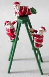 Weihnachtsartikel, nicht aus Glas, sog. "Santafiguren auf Holzleiter".

Es handelt sich um eine ca. 15 cm hohe, ca. 5 cm breite, grüne, aus Holz bestehende Bockleiter, an deren Sprossen zwei ca. 5 bzw. 6 cm große Weihnachtsmänner hochklettern. Auf der Leiter liegt ein dritter Weihnachtsmann auf dem Bauch. Die mit einem Rauschebart ausgestatteten Figuren sind mit roten Jacken und Hosen mit einem weißen mit roten Punkten versehenen Besatz, grünen Schuhen sowie einer Weihnachtsmannmütze in Form einer roten Zipfelmütze mit weißer Bommel und einem weißen mit roten Punkten versehenen Besatz bekleidet.

Die in einer Kunststofftüte verpackte Ware dient als Dekorationsartikel nach herkömmlichem Brauch der traditionellen Ausgestaltung des Weihnachtsfestes.

Ein Bild der Ware befindet sich im Internet unter:
http://ec.europa.eu/taxation_customs/dds/ebticau_de.htm.