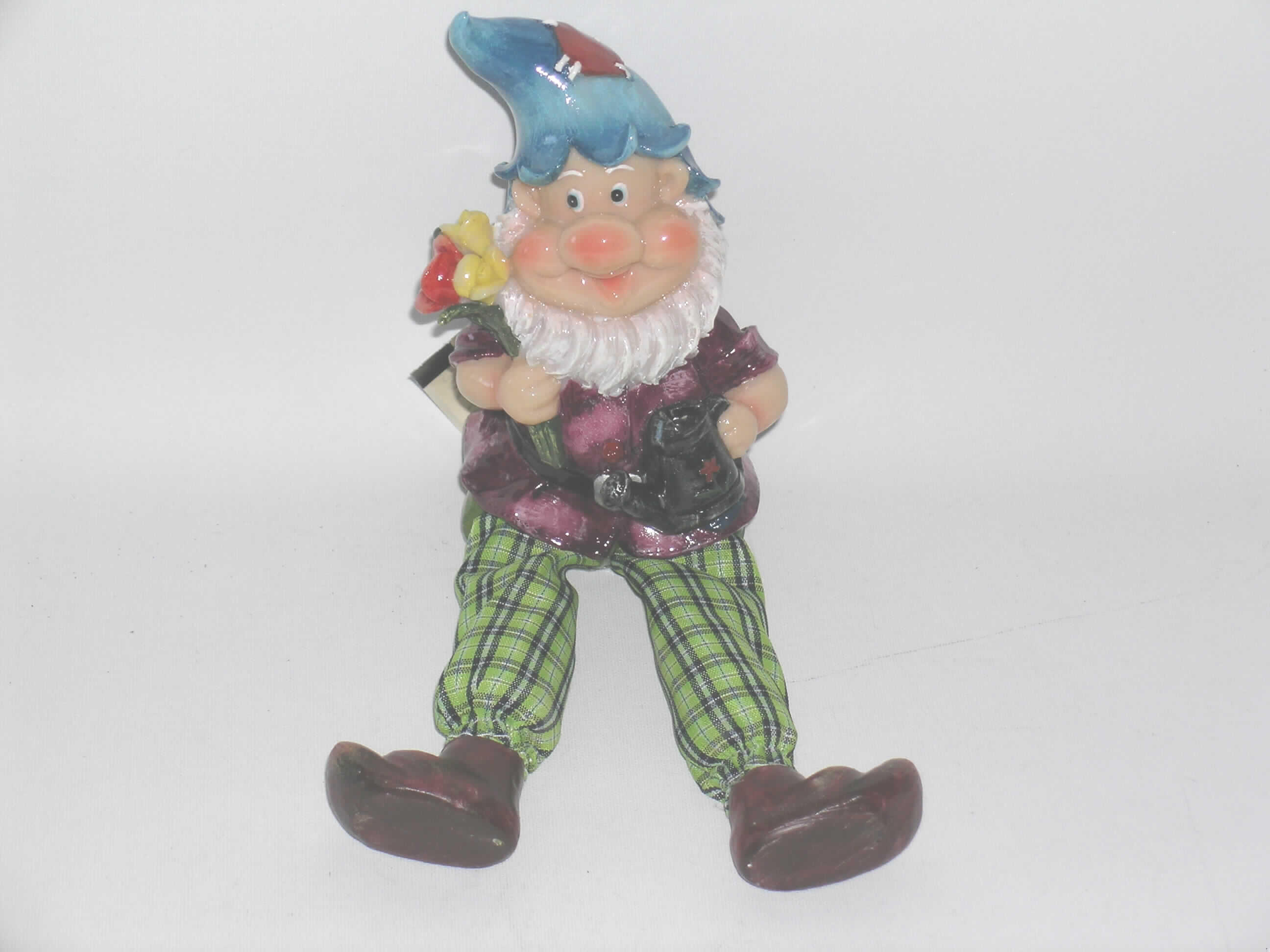 Puppe aus Kunststoff, nicht handgearbeitet in für das Ursprungsland charakteristischer Volkstracht, so genannter Deko-Zwerg aus Steinharz mit Stoffbeinen.

Es handelt sich um eine ca. 24 cm große Nachbildung eines Menschen, einen Zwerg mit Zipfelmütze darstellend. Er hält einen Blumenstrauß und eine Gießkanne in den Händen.

Der ca. 13,5 cm hohe Oberkörper (Kopf bis zum Rumpf) und die Füße bestehen aus Kunststoff (Steinharz). Die Beine bestehen aus textilem Material, sind gefüttert und beweglich. Hinsichtlich der stofflichen Zusammensetzung der Ware ist Kunststoff charakterbestimmend.

Bei der Dekorationspuppe handelt es sich um einen Kantenhocker bzw. Kantensitzer, der z.B. auf eine Tischecke gesetzt werden kann, so dass die Beine beweglich herunterhängen.

Bild der Ware unter http://europa.eu.int/comm/taxation_customs/dds/de/ebticau.htm