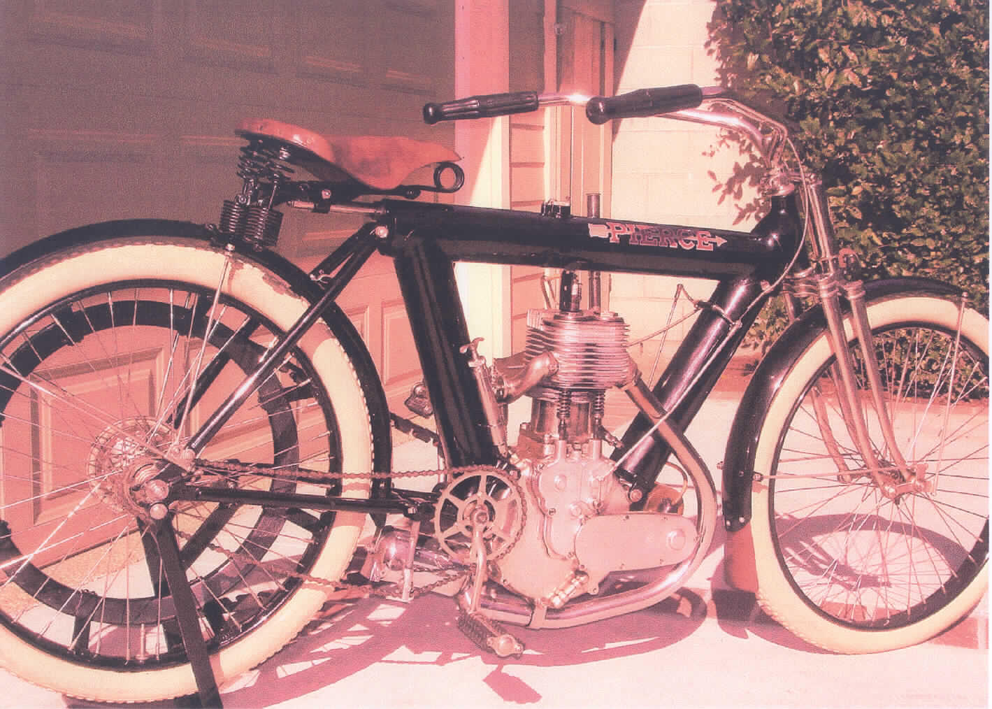 Kraftrad der Marke Pierce, Baujahr 1912, 
gebrauchtes Motorrad mit der Identifikationsnummer 4525, mit einem 1-Zylinder Motor und besonderer Rahmenkonstruktion (Rahmen ist zugleich Tank) im restaurierten Originalzustand. Es handelt sich um ein Sammlungsstück von geschichtlichem Wert, da das Motorrad vor dem Jahr 1950 gebaut worden ist, sich nach Angaben des Antragstellers im Originalzustand befindet und von hohem Wert ist.