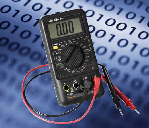Gerät zum Messen elektrischer Größen, Vielfachmessgerät zum Messen von Stromstärke, Widerstand und Spannung, sog. Digitales Multimeter Art.-Nr. MD 42079, nicht für zivile Luftfahrzeuge, ohne Registriervorrichtung.
Es handelt sich um eine funktionelle Einheit in Form eines Handgerätes mit LCD Anzeige und zwei Prüfkabeln mit Messsensor (siehe Abbildung). 
Das Gerät misst die Stromstärke von 2 mA bis 20 A bei Wechselstrom sowie von 200 µA bis 200 mA bei Gleichstrom, die Spannung von 200 mV bis 1000 V sowie Widerstände von 200 Ohm bis 20 MOhm.