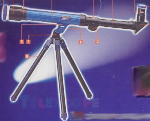 Astronomisches Fernrohr, kein Fernglas, sog. Little Einsteins Teleskop, in Form einer noch nicht zusammengesetzten Ware, im Wesentlichen bestehend aus einem Fernrohr und einem Dreibein-Stativ aus Kunststoff mit einer Beinlänge von ca. 30 cm. Das ca. 40 cm lange Fernrohr aus Kunststoff verfügt über ein Objektiv, einen Diagonalspiegel und drei auswechselbare Okulare mit einer 20-, 30- bzw. 40-fachen Vergrößerung. Die Ware dient zur visuellen Beobachtung von Himmelskörpern. Sie ist in einer sog. Windowbox verpackt.
Ein Bild der Ware befindet sich im Internet unter 
http://ec.europa.eu/taxation_customs/dds/ebticau_de.htm.