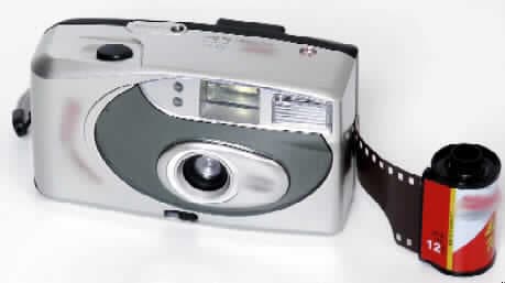 Fotoapparat für Filme in Rollen mit einer Breite von 35 mm, keine Spiegelreflexkamera, kein Wegwerffotoapparat, - sog. Unfall-Aufnahme-Set für PKW "Crash-Bag" -, in Form einer Warenzusammenstellung in Aufmachung für den Einzelverkauf, im Wesentlichen bestehend aus:
- dem Fotoapparat mit fest in einem Kunststoffgehäuse eingebauten 35 mm Objektiv, sowie eingebautem Blitzlicht (charakterbestimmend aufgrund des Wertes), 
- einem Film,
- einer gelben Warnweste,
- einem Warndreieck,
- einer Taschenlampe,
- einem Maßband,
sowie
- einem Kugelschreiber, einem Notizblock und einem Stück Kreide.
Die Waren sind in einer speziell hergerichteten, wiederverwendbaren Tasche verpackt und dienen der Sicherung einer Unfallstelle sowie der Dokumentation des Unfallherganges.