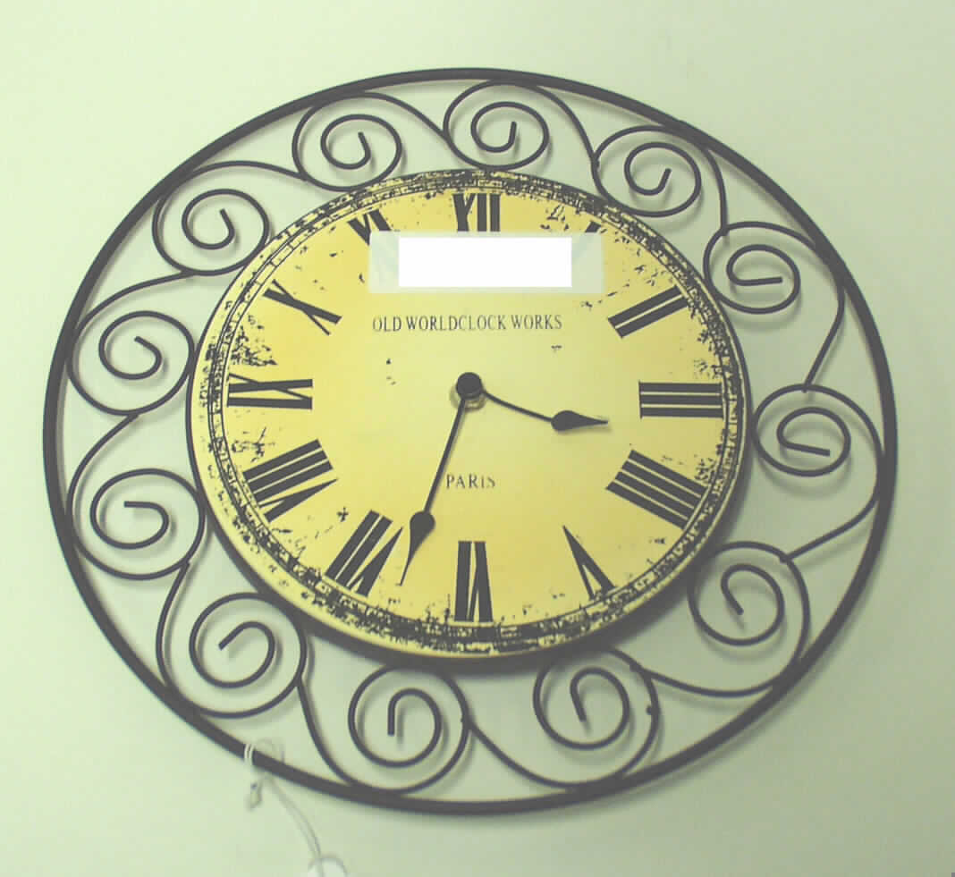 Andere als in den Positionen 9101 bis 9104 erfasste Uhr, Wanduhr, elektrisch betrieben (Batterie), sog. Wanduhr Rustica, Art.-Nr. 30044, bestehend aus einem ca. 5,5 cm langen und ca. 1,8 cm dicken Quarzuhrwerk (kein Kleinuhrwerk) in einem Kunststoffgehäuse. An der Rückseite des Gehäuses befindet sich ein Rädchen zum Einstellen der Uhrzeit.
Die Uhr ist mit einem runden, in antiker Optik gestalteten Zifferblatt mit Stunden- und Minutenzeiger und römischen Ziffern mit schmiedeeisernähnlicher Einfassung aus unedlem Metall (Durchmesser: ca 31,5 cm) ausgestattet.