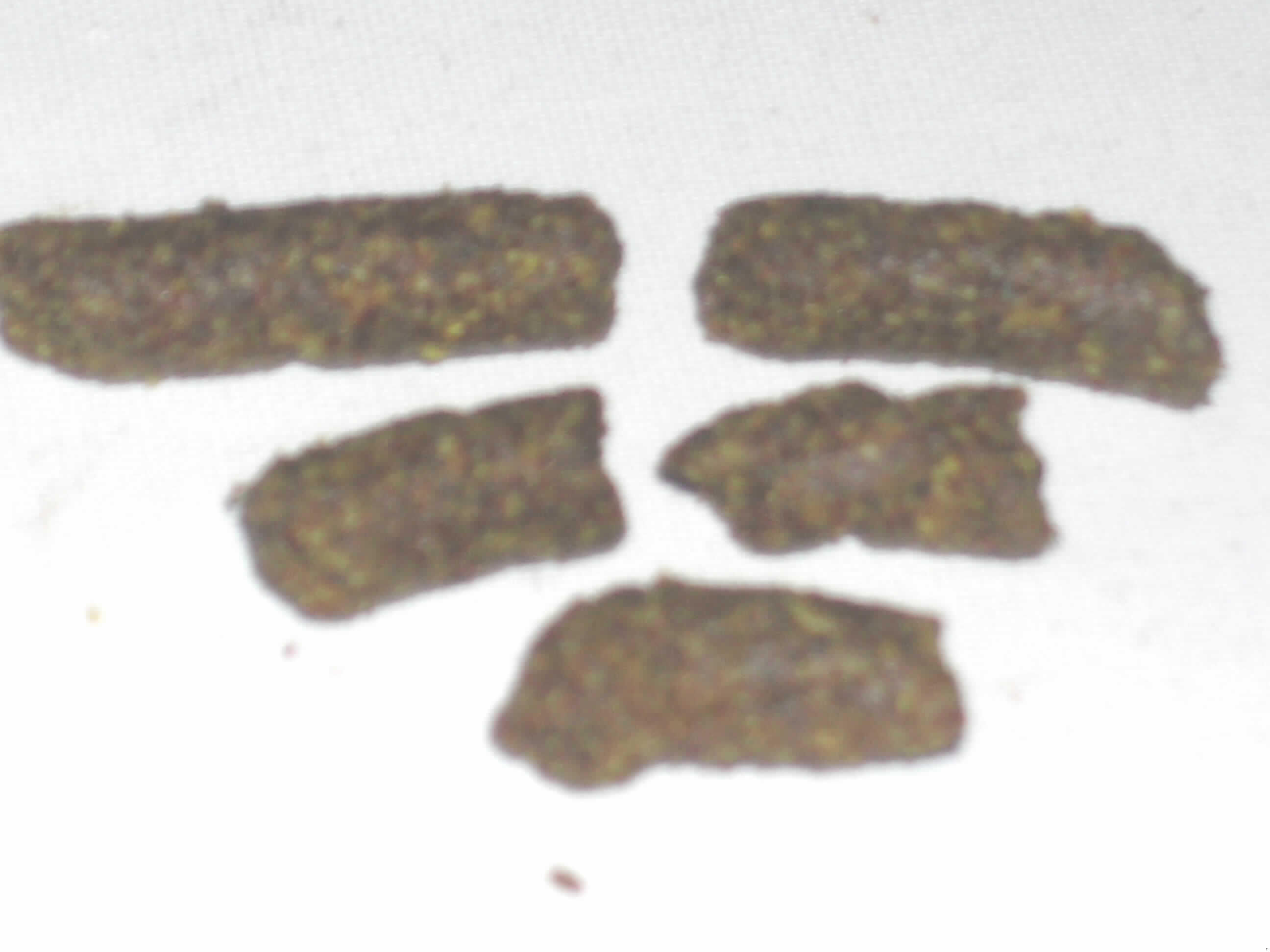 Entölte Brokkolisamen.

Antragsangaben (als zutreffend unterstellt): entölte Brokkolisamen, erhitzt (somit nicht mehr keimfähig), gemahlen und in Form von Pellets gepresst. Fettgehalt ca. 30 %.

Beschaffenheit der vorgelegten Warenprobe: braune, ca. 2 x 0,7 cm große, längliche, brüchige Presslinge, augenscheinlich aus fettigem Pflanzenmaterial, gepressten kleinen Samenkörnern entsprechend.

Ölkuchen und andere feste Rückstände aus der Gewinnung pflanzlicher Fette oder Öle, auch gemahlen oder in Form von Pellets, ausgenommen Waren aus der Gewinnung von Sojaöl (Position 2304) und Erdnussöl (Position 2305), andere.