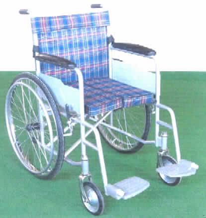 Rollstuhl für Behinderte ohne Vorrichtung zur mechanischen Fortbewegung, im Wesentlichen bestehend aus einem Stahlrohrgestell mit gepolsterter Sitzfläche, das mit zwei kleineren Lenkrädern vorne (Durchmesser ca. 18 cm) und 2 großen Greifrädern hinten (Durchmesser ca. 60 cm), mit zwei Feststellbremsen,  einer geraden Rückenlehne mit 2 Griffen, durch die ein Schieben des Rollstuhls ermöglicht wird, zwei Armlehnen und zwei verstellbaren und klappbaren Fußstützen ausgestattet ist. Der Rollstuhl mit pannensicheren Vollgummirädern vorne ist faltbar.

Abmessungen des Rollstuhls: ca. 66 x 94 x 103,5 cm (BxHxL); Sitzfläche ca. 42 x 42 cm; 
Gesamtgewicht ca. 18,9 kg.  

Ein Bild ist unter der Adresse http://ec.europa.eu/taxation_customs/dds/ebticau_de.htm hinterlegt