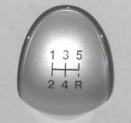 Erkennbares Teil für ein Schaltgetriebe für Kraftfahrzeuge der Position 8703 aus Kunststoff, nicht zur industriellen Montage unter zollamtlicher Überwachung bestimmt, in Form einer Schalthebelabdeckung.

Das ca. 63 x 42 mm (LxB) große, silberfarbene, an der Unterseite schwarze Kunststoffteil ist mit vier Aufnahmen versehen und wird passgenau an einen Gangwahlhebel oben angebracht. Es ist mit einem Schaltbild für ein 5-Ganggetriebe versehen und wird ausschließlich an Getriebehebeln von Kraftfahrzeugen eingebaut.

Bezeichnung: Plakette 9227 075 150

Ein Bild ist unter http://ec.europa.eu/taxation_customs/dds/ebticau_de.htm zu finden