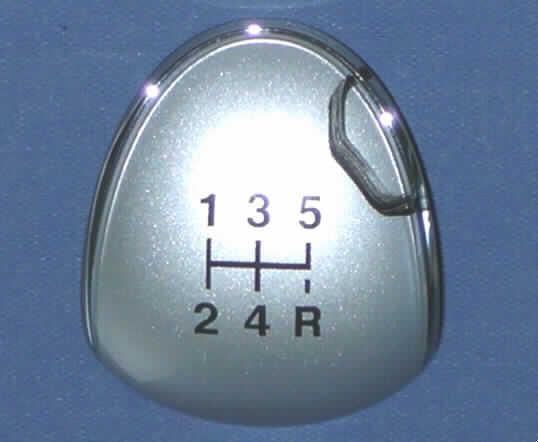 Erkennbares Teil für ein Schaltgetriebe für Kraftfahrzeuge der Position 8703 aus Kunststoff, nicht zur industriellen Montage unter zollamtlicher Überwachung bestimmt, in Form einer Schalthebelabdeckung.

Das ca. 63 x 42 mm (LxB) große, silberfarbene Kunststoffteil ist mit vier Aufnahmen versehen und wird passgenau an einen Gangwahlhebel oben angebracht. Es ist mit einem Schaltbild für ein 5-Ganggetriebe versehen und wird ausschließlich an Getriebehebeln von Kraftfahrzeugen eingebaut.

Bezeichnung: Plakette 9227 075 160

Ein Bild ist unter http://ec.europa.eu/taxation_customs/dds/ebticau_de.htm zu finden