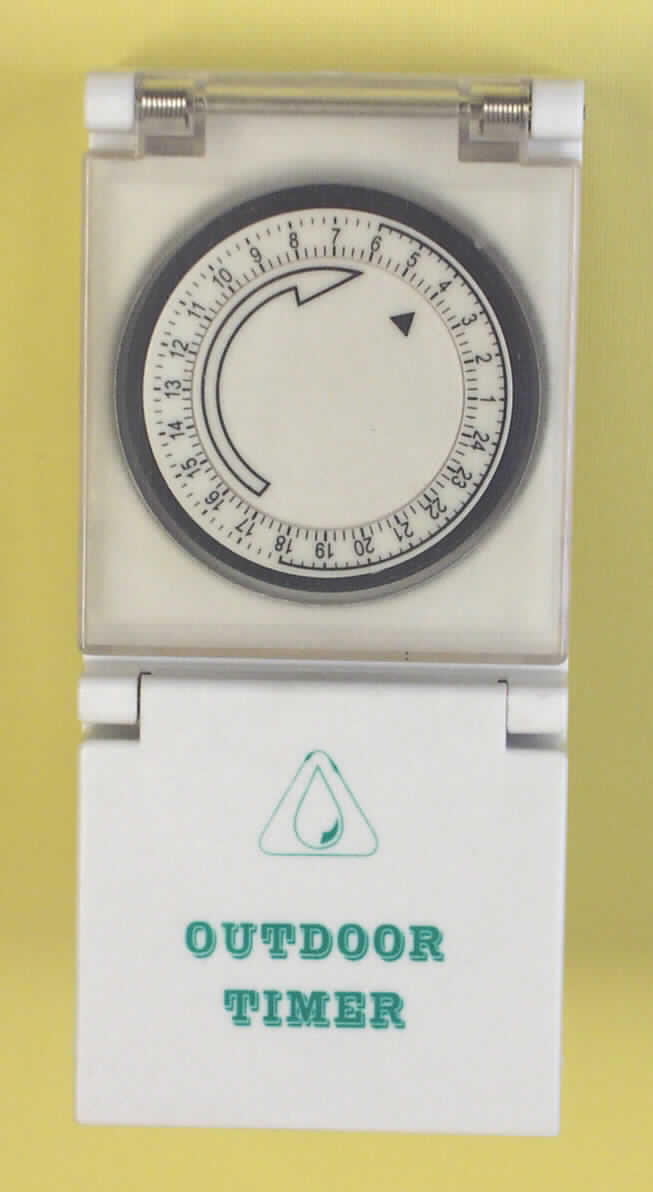Zeitschalter mit Uhrwerk, nicht für bestimmte Luftfahrzeuge, sog. mechanische Außenzeitschaltuhr (Artikel-Nr. 803385), im Kunststoffgehäuse (Größe: ca. 15,5 cm X ca. 7 cm X ca. 4 cm), mit:
- einem Drehkranz (Durchmesser: ca. 6 cm) und Kipphebeln zum Einstellen der Schaltzeiten, mit einer klarsichtigen, federnd gelagerten Abdeckklappe;
- einer im Gehäuse eingelassenen Schutzkontakt-Steckdose auf der Vorderseite, ebenfalls mit federnd gelagerter Abdeckklappe, mit der Aufschrift "OUTDOOR TIMER";
- einem Schutzkontakt-Stecker auf der Rückseite.
Die Zeitschaltuhr dient dem automatischen Öffnen und Schließen des Stromkreises von an die Uhr angeschlossenen elektrischen Geräten in Feuchträumen und Außenbereichen (220 bis 240 V / 16 A / 3500 W).
Die Ware ist in einer Blisterverpackung für den Einzelverkauf verpackt.