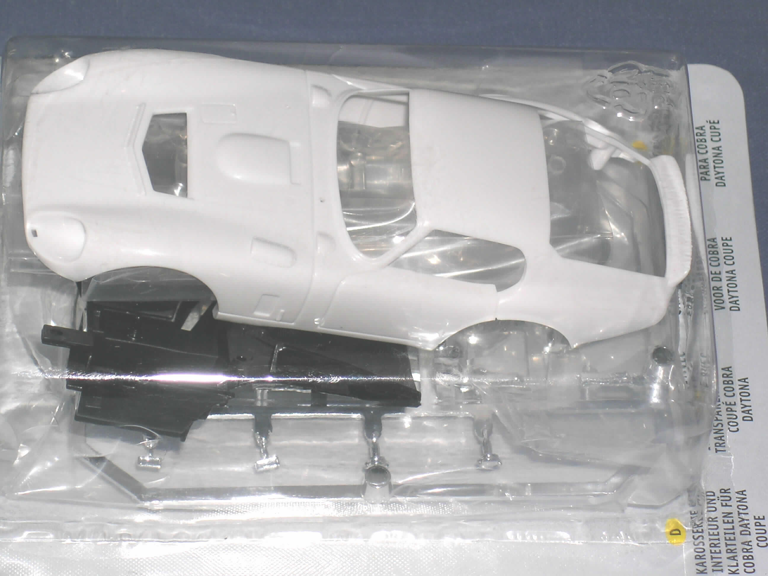 Erkennbares Teil, noch nicht zusammengesetzt, für elektrische Auto-Rennspiele, die den Charakter von Gesellschaftsspielen haben, sog. Karosserie für Cobra Daytona Coupè, Art. 89110. 

Bei der Ware handelt es sich im Wesentlichen um die Karosserie und entsprechende Interieur- und Klarteile für ein Auto (Cobra Daytona Coupè; Maßstab 1:32), in Form von 32 noch nicht zusammengesetzten Einzelteilen. Mit weiteren Bauelementen wie Rädern und Chassis (nicht Gegenstand dieser vZTA) kann ein sog. Slot Car für Autorennbahnen zusammengebaut werden. 
Das fertige/vollständige Auto ist aufgrund seiner Gestaltung (Größe, Gewicht, Führung) gleichermaßen nutzbar für Rennbahnen mit einer Spur (Position 9503) oder mit mehreren Spuren (Position 9504) und daher der letztgenannten Unterposition zuzuweisen. 

Die Ware dient im Wesentlichen der spielerischen Unterhaltung von Jugendlichen und Erwachsenen und ist auf einer bunt bedruckten Pappunterlage aufgeblistert.

Bild der Ware im Internet unter http://europa.eu.int/comm/taxation_customs/dds/de/ebticau.htm
