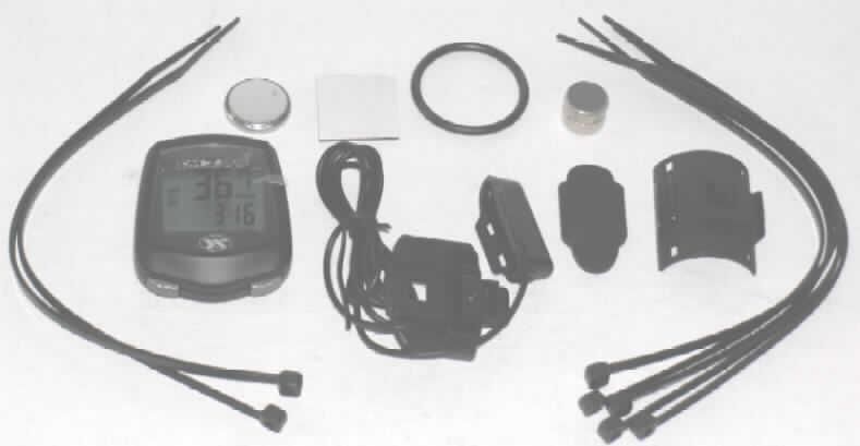 Geschwindigkeitsmesser für Landfahrzeuge, keine Ware der Positionen 9014 oder 9015, sog. Fahrradcomputer Ciclomaster CM 2.09 in einer Warenzusammenstellung in Aufmachung für den Einzelverkauf, im Wesentlichen bestehend aus
- einem noch nicht zusammengesetzten Multifunktionsgerät mit Lenkerhalter, LC-Anzeige, einem über Kabel verbundenen Radsensor und einem Speichenmagneten (funktionelle Einheit) mit noch nicht eingesetzter Batterie und
- Montagematerial (Kabelbinder, Gummiring, Klebepad, Gummiunterlage).
Der Fahrradcomputer ermittelt und zeigt folgende Messwerte an: aktuelle und durchschnittliche Geschwindigkeit, Tages- und Gesamtkilometer. Außerdem kann ein Service-Inervall eingestellt werden, indem eine manuell eingegebene Kilometerzahl im Countdownverfahren zurückgezählt wird, um bei Erreichen des Wertes Null das Symbol für das Service-Intervall anzuzeigen. Keine der Mess- und Zählfunktionen ist charakterbestimmend. Die integrierte Uhrenfunktion ist nebensächlich und wird zum Berechnen der Geschwindigkeit benötigt.
Das Multifunktionsgerät bestimmt den Charakter der Warenzusammenstellung in Bezug auf die Verwendung. Alle Bestandteile sind in einer Kunststoffbox in Aufmachung für den Einzelverkauf verpackt. 

Ein Bild der Ware befindet sich im Internet unter http://ec.europa.eu/taxation_customs/dds/ebticau_de.htm.