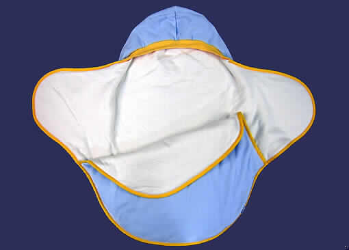 Der Bettausstattung ähnliche Ware, Schlafsack für Babys, sog. Einschlagdecke aus Microfleece, wattiert, Art.Nr. 90642 Fb.00.
Es handelt sich um einen ca. 74 cm x 40 cm (LxB) großen Babyschlafsack mit Außenseite aus hellblauem Samtgewirke aus Polyester (lt. Antrag) und Innenseite aus weißem Kuliergewirke aus Baumwolle. Das Erzeugnis ist mit einer ca. 7,5 mm dicken Wattierungslage gepolstert (damit keine Ware der Pos. 6111 ZT) und an allen Rändern mit kontrastfarbenem Schrägband eingefasst.
Es weist eine Kapuze auf und ist am unteren Rand vollständig geschlossen.
Die Seitenteile des Rückenteils sind flügelartig gestaltet und werden zum Bedecken des Babys nach vorn umgeschlagen. Auf dem rechten Flügel ist ein Eselkopf appliziert.
Abbildung der Ware im Internet.