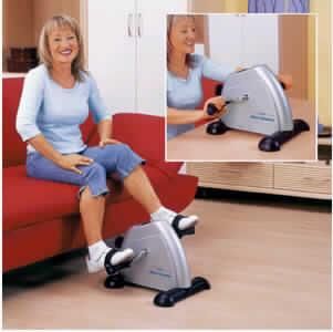 Gerät für die allgemeine körperliche Ertüchtigung, mit System zur Einstellung 
unterschiedlicher Belastungen, so genannter "Mini-Trimmer mit Rundenzähler", in Form einer Warenzusammenstellung.

Warenzusammenstellung in Aufmachung für den Einzelverkauf im Wesentlichen bestehend aus:

dem teilweise noch nicht zusammengesetzten Mini-Trimmer (charakterbestimmend in Bezug auf die Verwendung), einem auf dem Boden oder dem Tisch stehenden Gerät, das mit 2 Pedalen ausgestattet ist; es verfügt über eine Anzeige mit fünf abzulesenden Einstellungen und einen Widerstandsregler, mit dem der Schwierigkeitsgrad eingestellt werden kann; 

einer Anti-Rutsch-Matte aus Kunststoff

und einem Schraubenschlüssel.

Das Gerät wird benutzt, indem man auf einem Stuhl sitzend die Pedale wie bei einem Fahrrad tritt oder mit den Händen bewegt und erfüllt damit eine ähnliche Funktion wie ein Fahrrad-Heimtrainer. Es ist in einem Pappkarton verpackt.

Ein Bild der Ware ist im Internet unter http://ec.europa.eu/taxation_customs/dds/ebticau_de.htm zu finden.