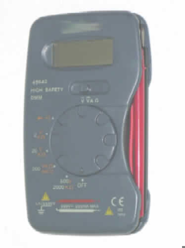Batteriebetriebenes Vielfachmessgerät zum Messen oder Prüfen elektrischer Größen (Spannung, Stromstärke und Widerstand), ohne Registriervorrichtung, sog. Digital-Taschen-Multimeter (Art.-Nr. 45642), nicht für zivile Luftfahrzeuge bestimmt.
Die Ware besteht aus einem ca. 120 mm x 70 mm x 18 mm (H x B x T) großen Kunststoffgehäuse, auf dessen Frontseite sich ein LCD, ein Bedienknopf und ein Drehschalter befinden. Das Multimeter befindet sich in einem Kunststoffetui, beide sind von einer Umverpackung aus Pappe umschlossen.
Das Messgerät dient dem Messen elektrischer Größen und der Durchgangsprüfung und ist mit zwei elektrischen Kabeln mit Messspitzen ausgestattet.