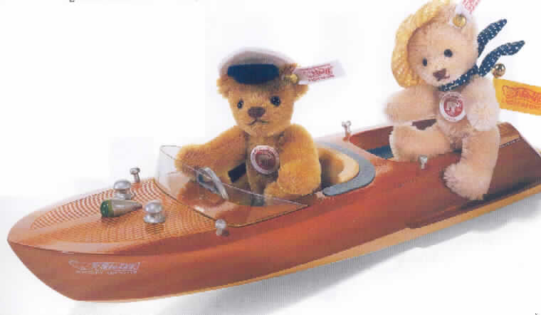Anderes als zuvor von der Position 9503 erfasstes Modell zur Unterhaltung, aus Holz, handgearbeitet, in Form einer Warenzusammenstellung in Aufmachung für den Einzelverkauf, sog. "Teddybär Set Mohair mit Holzboot".

Die Warenzusammenstellung besteht aus zwei Teddybären und einem Modell in Form eines Bootes, das insbesondere aufgrund des Wertes charakterbestimmend ist.
Das Boot stellt ein sog. Riva-Motorboot dar, besteht aus lackiertem Lindenholz (charakterbestimmender Stoff), ist im Fußraum mit Leder ausgeschlagen und gemäß Angabe der Antragstellerin handgearbeitet.
Die Teddys bestehen aus mit weichem Material gefüllten Mohairplüsch. Der braune Bär trägt eine Seemannsmütze aus Filz, die rosafarbene Bärin ein Halstuch und einen Strohhut.

Die Warenzusammenstellung dient der spielerischen Unterhaltung (Darstellung eines Bootsausfluges).

Ein Bild der Ware befindet sich im Internet unter:
http://europa.eu.int/comm/taxation_customs/dds/de/ebticau.htm.