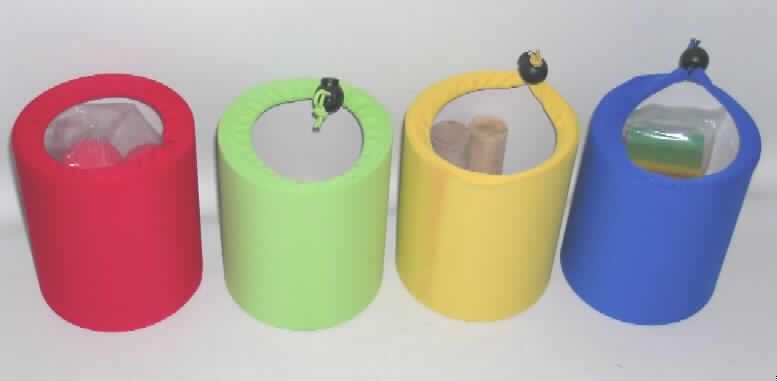 Anderes Band der Position 5806, nicht aus Samt, Plüsch, Chenillegewebe oder aus Schlingengewebe, keine Elastormergarne oder Kautschukfäden enthaltend, in Form eines sog. "Regenbogenbandes" aus einem vierteiligen Fülldosen-Set, Artikelnummer 095330-51.

Es handelt sich um ein Band mit einer Länge von ca. 492 cm und einer Breite von ca. 4,8 cm, aus 0,2 mm dicken, bedruckten Geweben aus augenscheinlich synthetischen Chemiefasern, mit unechten Webkanten, an beiden Längsseiten heiß geschnitten und somit nicht konfektioniert (keine Ware der Position 6307).

Das Band ist mit anderen Erzeugnissen (Fülldosen, Kunststoffbällen, Holzrundstäben, Kunststoffchips), die aufgrund des fehlenden gemeinsamen Bedarfes getrennt einzureihen und somit nicht Gegenstand dieser vZTA sind, in einem in einer Kunststofftüte befindlichen Spinnstoffbeutel als Set verpackt, das z.B. zum Schütteln, Lauschen, Verstecken von Gegenständen usw. verwendet werden soll.

Ein Bild der Ware befindet sich im Internet unter:
http://ec.europa.eu/taxation_customs/dds/ebticau_de.htm.