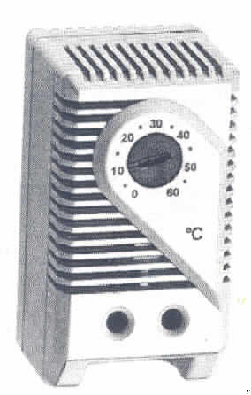 Instrument zum Regeln, in Form eines Thermostates, nicht elektronisch und nicht mit elektrischer Schalteinrichtung ausgestattet, nicht für zivile Luftfahrzeuge bestimmt, sog. RTC-200 Thermostat für Hutschienenmontage, im Wesentlichen bestehend aus einem 32 mm x 61 mm x 36 mm großen Kunststoffgehäuse (Gewicht 36 g) mit einem Bimetallschalter mit Schließ- bzw. Öffnerkontakt für einen Temperaturregelungsbereich von + 0 Grad bis + 60 Grad C. 

Das Instrument gibt es in zwei verschiedenen Ausführungen: Das Thermostat mit einem Öffner als Kontakt wird zur Regelung von Heizungen verwendet. Das Thermostat mit einem Schließer als Kontakt wird zur Regelung der Kühlung (z.B. in Filterlüftern, Wärmeaustauschern) verwendet. Beide Ausführungen werden von der o.a. TARIC-Position erfasst.

Bild der Ware im Internet unter http://europa.eu.int/comm/taxation_customs/dds/de/ebticau.htm
