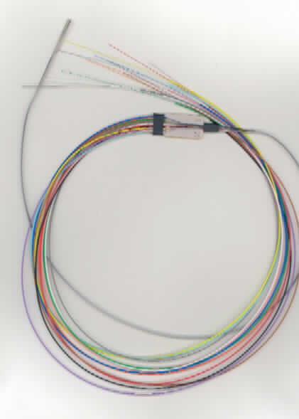 Bündel aus optischen Fasern, kein Lichtwellenumkehrleiter, sog. LWL Aufteiladapter (Fanout Assembly), bestehend aus 12 Lichtwellenleitern mit Primärcoating, erst mit Klebeüberzug zusammengehalten, dann übergehend in einzelne Fasern, mit Sekundärcoating versehen. Die Ware ist im Übergang mit einem Kunststoffplättchen zur Stabilisierung versehen.

Eine Abbildung steht in der ZEUS-Auskunft zur Verfügung.
