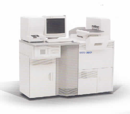 Apparat für fotografische Laboratorien, in Kapitel 90 anderweit weder genannt noch inbegriffen (Multifunktionsmaschine), in Form einer Maschine, die automatisch von entwickelten Filmen Abzüge auf fotografischem Papier in Rollen herstellt, sog. Minilab Typ QSS-3501, im Wesentlichen bestehend aus einer Scanner Unit, einem Laser Printer Processor und einer MD-Konsole, die über Glasfaserkabel miteinander verbundenen sind (funktionelle Einheit). Außenmaße ca. 195 cm  x 136 cm x 77 cm.

Über die Scanner Unit werden die Bilddaten, die in Form von Farbnegativfilmen oder Farbdiafilmen vorliegen in das Minilab eingegeben. Die Eingabe der Bilddaten, die auf digitalen Medien (CD-ROM, DVD-ROM etc.) gespeichert sind erfolgt über die MD-Konsole. Mittels Lasertechnik wird fotografisches Papier belichtet und als Foto auf dem Laser Printer Processor ausgegeben (Hauptfunktion). Eine Datenspeicherung durch das Brennen einer CD-R mit den Bilddaten ist ebenfalls möglich.

Bild der Ware im Internet unter http://europa.eu.int/comm/taxation_customs/dds/de/ebticau.htm