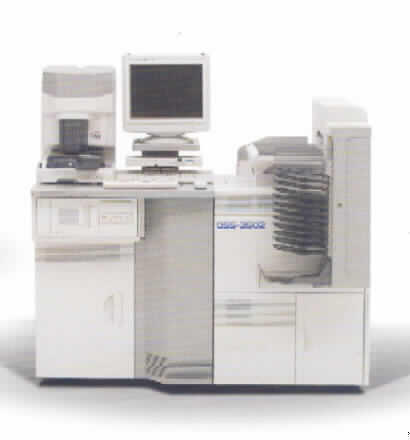 Apparat für fotografische Laboratorien, in Kapitel 90 anderweit weder genannt noch inbegriffen (Multifunktionsmaschine), in Form einer Maschine, die automatisch von entwickelten Filmen Abzüge auf fotografischem Papier in Rollen herstellt, sog. Minilab Typ QSS-3502, im Wesentlichen bestehend aus einem Operation Manager, einem Dry Printer und einer MD-Konsole, die über Glasfaserkabel miteinander verbundenen sind (funktionelle Einheit). Außenmaße ca. 195 cm  x 136 cm x 82 cm.

Über den Operation Manager werden die Bilddaten, die in Form von Farbnegativfilmen oder Farbdiafilmen vorliegen in das Minilab eingegeben. Die Eingabe der Bilddaten, die auf digitalen Medien (CD-ROM, DVD-ROM etc.) gespeichert sind erfolgt über die MD-Konsole. Mittels Lasertechnik wird fotografisches Papier belichtet und als Foto auf dem Dry Printer ausgegeben (Hauptfunktion). Eine Datenspeicherung durch das Brennen einer CD-R mit den Bilddaten ist ebenfalls möglich.

Bild der Ware im Internet unter http://europa.eu.int/comm/taxation_customs/dds/de/ebticau.htm