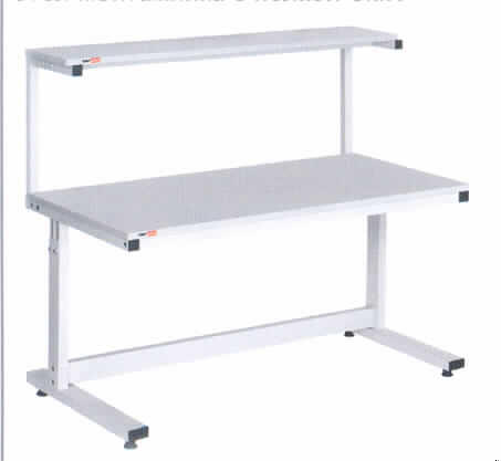 Anderes als in den Positionen 9401 und 9402 erfasstes Metallmöbel für Labore, sog. Arbeitstisch, in den Abmessungen von 500 - 900 mm x 1200 - 1800 mm x 670 - 990 mm (Breite x Länge x Höhe - verstellbar), im Wesentlichen bestehend aus: 
- einem Tischgestell aus Vierkantstahlrohren, 
- einer Standart-Tischplatte in Form einer 3-Schicht-Spanplatte mit einem labortauglichen   HPL-Tischbelag,
- Steckdoseneinsätzen und 
- einem regalartigen Aufbau zum Abstellen von Gerätschaften.
Charakterbestimmend im Hinblick auf die Verwendung ist das Gestell aus unedlem Metall. Der Arbeitsplatz dient der Ausstattung von Laboratorien im Bereich der Mikroelektronik.

Abbildung der Ware im Internet