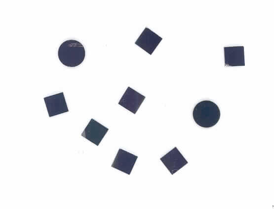 Optisches Element, nicht aus optisch nicht bearbeitetem Glas, nicht gefasst, sog. optischer Infrarot-Filter für Anästhesiegeräte, im Wesentlichen bestehend aus quadratischen bzw. runden Plättchen (Kantenlänge bzw. Durchmesser ca. 4 mm), die aus einem Wafer aus Slizium, Germanium, Saphir oder Quarz gesägt worden sind. Die Filter werden als Interferenzfilter in Detektoren für Anästhesiegeräte eingebaut.

Bild der Ware im Internet unter http://europa.eu.int/comm/taxation_customs/dds/de/ebticau.htm