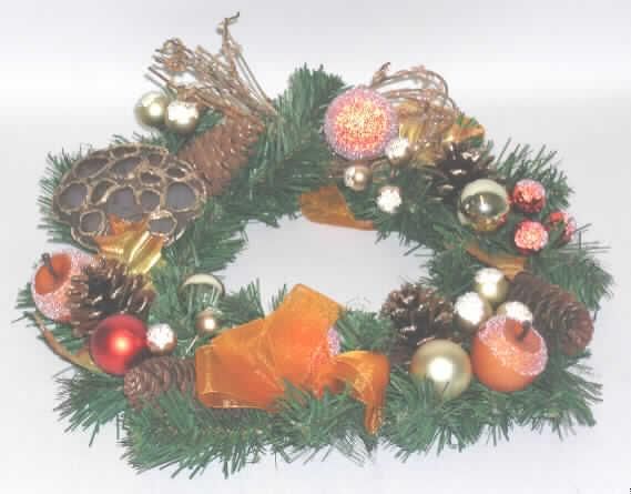 Weihnachtsfestartikel, nicht aus Glas, sog. Weihnachtstürkranz.

Es handelt sich um einen Kranz (Durchmesser ca. 25 cm) aus künstlicher Tanne. Er ist mit 6 goldfarbenen, echten Tannen- und Kiefernzapfen, einem vergoldeten Fruchtstand, 2 orangefarbenen, künstlichen Äpfeln, 4 goldfarbenen Ilexblättern aus textilem Material, 2 orangefarbenen Kugeln mit kristalliner Oberflächenstruktur sowie 2 goldfarbenen Kugeln und einer orangefarbenen Kugel jeweils mit glatter Oberfläche (Christbaumkugeln ähnliche weihnachtliche Attribute), gold- und orangefarbenen Spiegelbeeren, einer orangefarbenen Schleife und mit orange schimmernden Kristallen verzierten Zweigen geschmückt. 
Der Kranz besitzt eine Aufhängevorrichtung in Form einer orangefarbenen, seidenartigen Spinnstoffschlaufe. 

Die Ware findet als Dekorationsartikel in der Adventszeit /Weihnachtszeit Verwendung, sie kann als Türdekoration angebracht werden.
Der Kranz ist in einer Kunststofftüte verpackt.
Ein Bild der Ware ist im Internet unter http://ec.europa.eu/taxation_customs/dds/ebticau_de.htm zu finden.