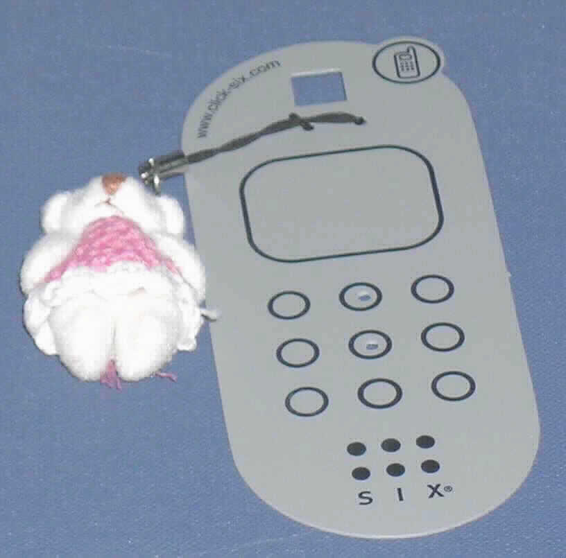 Spielzeug, ein Tier darstellend, Füllmaterial enthaltend, sog. Handyanhänger.

Die an einem Mobiltelefon zu befestigende Ware stellt einen ca. 4 cm großen, beigefarbenen, mit weichem Material gefüllten, aus Spinnstoff bestehenden Bär dar, der ein rosafarbenes Häkelkleid trägt und mit einer abnehmbaren Aufhängeschlaufe versehen ist.

Der Teddy dient im Wesentlichen der spielerischen Unterhaltung von Personen und ist auf einer Verkaufskarte aus Kunststoff für den Einzelverkauf aufgemacht.

Ein Bild der Ware befindet sich im Internet unter:
http://europa.eu.int/comm/taxation_customs/dds/de/ebticau.htm.