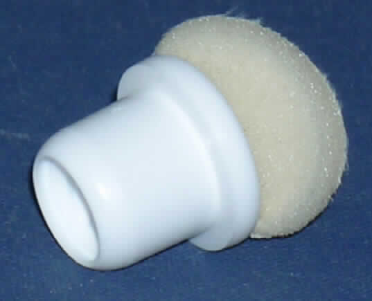Kissen zum Auftragen von Körperpflegemitteln, sog. Applikator.
Es handelt sich um einen stempelartigen Pfropfen aus Kunststoff (Durchmesser ca. 2,5 cm), der mit einem Schaumstoffkissen mit Textilbezug und einer darunter befindlichen Vorrichtung, die bei Druck das Körperpflegemittel in das Kissen befördert, ausgestattet ist. 
Die Ware wird auf einen Deodorantstift (nicht Gegenstand dieser verbindlichen Zolltarifauskunft) aufgesteckt.
Abbildung der Ware siehe Internet