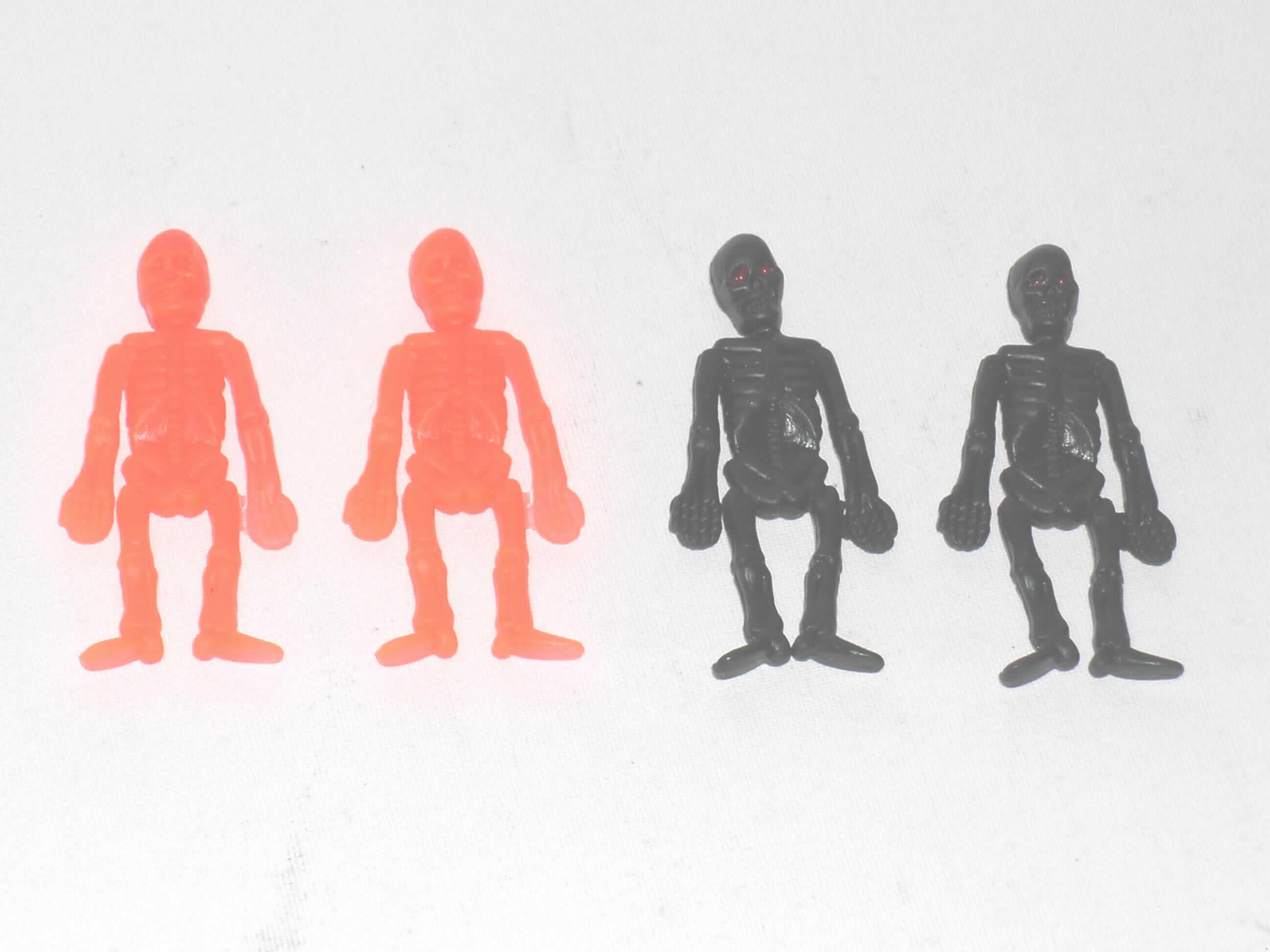 Puppe, Nachbildung eines Menschen darstellend, aus Kunststoff, nicht handgearbeitet, sog. Skelett.

Die Puppe stellt ein menschliches Skelett dar und ist ca. 6,8 cm groß. Das Gerippe besteht aus weichem Kunststoff und ist aufgrund dieses flexiblen Materials beweglich. 
Die Puppe dient hauptsächlich der Dekoration des Halloweenfestes.

Die Ware ist im Set in Form von fünf orangefarbenen und fünf schwarzen Skeletten in einer klarsichtigen Kunststofftüte mit einem bedruckten Pappaufhänger für den Einzelverkauf aufgemacht.

Bild der Ware im Internet unter http://europa.eu.int/comm/taxation_customs/dds/de/ebticau.htm