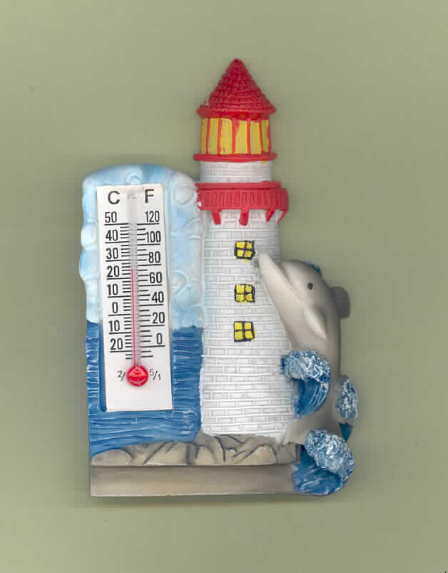 Flüssigkeitsgefülltes, unmittelbar ablesbares, nicht mit anderen Instrumenten kombiniertes Thermometer, kein Fieberthermometer, nicht für zivile Luftfahrzeuge bestimmt. Das Thermometer ist ca. 4 cm hoch und hat eine Scala für °C und F. Die Temperatur wird mit einer roten Flüssigkeitssäule angezeigt. Das Thermometer ist neben einem aus Steinharz hergestellten Leuchtturm (Höhe ca. 8 cm) und Delfin auf einem skizzierten Meer aufgebracht. An der Rückseite der Ware befindet sich ein Magnet.
Äußere Form: siehe Abbildung