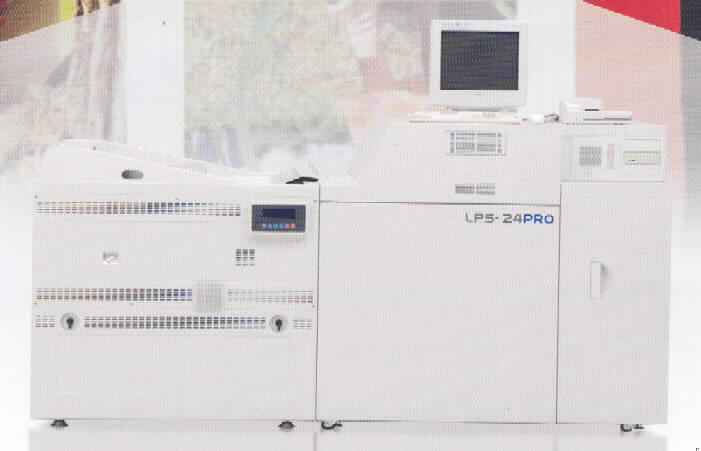 Apparat für fotografische Laboratorien, in Kapitel 90 anderweit weder genannt noch inbegriffen, kein Gerät der Unterposition 9010 10, in Form einer kombinierten Maschine, sog. Fotoentwicklungsgerät LPS-24PRO, im Wesentlichen bestehend aus einem Wide Laser Processor (WLP-100) und einem Printer Processor (PP-2406-05) als Kompaktanlage, die zusammen arbeiten und mit einem Monitor über Kabel verbundenen sind (funktionelle Einheit). Außenmaße ca. 255 cm  x 103 cm x 167 cm.

Über die Scanner Unit werden die Bilddaten, die auf digitalen Medien (CD-ROM, DVD-ROM, MiniSD, Memory Sticks etc.) gespeichert sind eingegeben. Mittels Lasertechnik wird fotografisches Papier belichtet und als Foto auf dem Laser Printer Processor ausgegeben (Hauptfunktion).

Bild der Ware im Internet unter http://europa.eu.int/comm/taxation_customs/dds/de/ebticau.htm