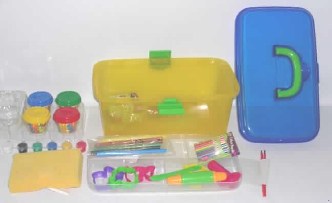 Modelliermassen, auch zur Unterhaltung für Kinder, sog. Knete, bestehend aus 4 Kunststoffdosen (Maße: 5 x 6 cm = H x D), gefüllt jeweils mit ca, 54,4g einer leicht knet- und verformbaren, farbigen Masse in den Farben rot, blau, gelb und grün. Die Dosendeckel sind mit reliefartigen Motiven versehen und sollen als Modellierform verwendet werden.
Die Modeliermassen sind zusammen mit Filzstiften, Pinseln, Kreiden, Wachsmalstiften, Schwämmchen, Malfarben und einer Spielzeugzusammenstellung in einer mit Einlegeboden und Fächern ausgestatteten Kunststoffbox (alle nicht Gegenstand dieser vZTA, keine Warenzusammenstellung, weil kein gemeinsamer Bedarf) auf einer Blisterfolie verpackt.

Abbildung im Internet unter:
http://ec.europa.eu/taxation_customs/dds/ebticau_de.htm