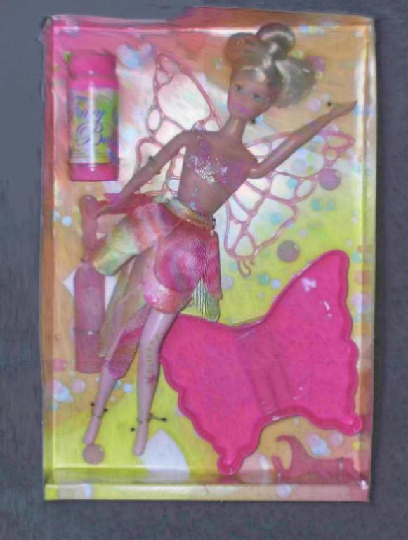 Puppe, Nachbildung eines Menschen darstellend, auch bekleidet, aus Kunststoff, nicht handgearbeitet, Bestandteil des sog. Sets "Bubble Fairy" aus dem "Steffi Love" - Sortiment.

Die Puppe ist ca. 30 cm groß, besteht aus Kunststoff und stellt eine junge Frau dar. Sie hat lange, hochgesteckte, blonde Haare, bewegliche Arme sowie Beine, einen drehbaren Kopf und ist mit einem abnehmbaren, blütenförmigen, kurzen Rock aus Spinnstoff und einem aufgemalten Bikinioberteil bekleidet.

Die Puppe dient der spielerischen Unterhaltung von Kindern und ist gemeinsam mit Seifenblasenspielzeug und einer Seifenlösung, die nicht Gegenstand dieser vZTA sind, in einem bedruckten Pappkarton mit Klarsichtfenster für den Einzelverkauf aufgemacht. Ein gemeinsamer Bedarf ist nicht vorhanden.

Bild der Ware im Internet unter http://europa.eu.int/comm/taxation_customs/dds/de/ebticau.htm