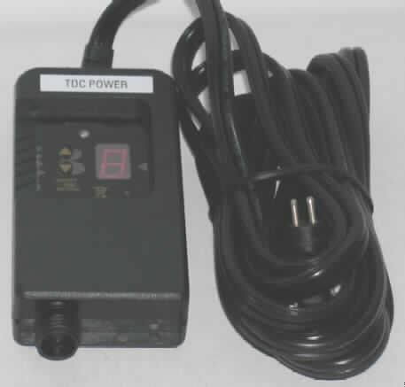 Zeitschalter mit Uhrwerk, sog. "Timer mit Sensor" (Art.-Nr. L173-00), ausgestattet mit zwei Bedientasten, zwei LED-Anzeigen (Zeitangabe und Betriebsanzeige), einem Helligkeitssensor, einer Anschlussleitung für einen Transformator (mit einem zwei Meter langen Kabel) sowie einem Anschlusssockel für entsprechende Verbindungsleitungen zu den daran anzuschließenden Leuchten (letztere nicht Gegenstand dieser vZTA), ausgelegt für eine Leistung von max. 150 W, bestimmt zum Einschalten angeschlossener Leuchten bei Eintreten der Dunkelheit und zum Abschalten derselben nach Ablauf eines zuvor eingestellten Zeitraumes. Darüber hinaus ist ein Dauerbetrieb über die Schalter oder wahlweise den Helligkeitssensor möglich. Abmessungen des Gerätes: ca. 125 x 58 x 25 mm.
Der Timer ist zusammen mit einer mehrsprachigen Bedienungsanleitung in einem handelsüblichen, bedruckten Karton verpackt.


"Zeitschalter mit Uhrwerk, nicht zur Verwendung in automatischen Systemen für bestimmte Luftfahrzeuge, kein mechanischer Zeitschalter zur Verwendung von Kühlschränken, Zeitschaltuhr mit Helligkeitssensor für Beleuchtungskörper"