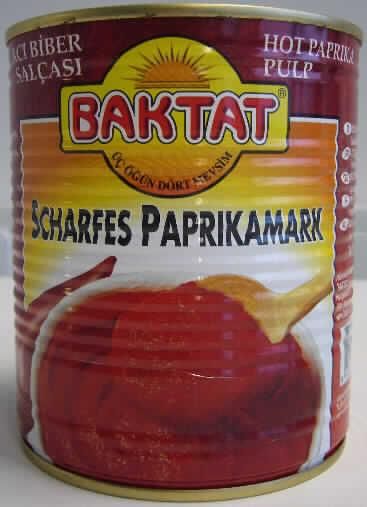 Paprikamark.

Antragsangaben (als zutreffend unterstellt): BAKTAT, Paprikamark, scharf.

Beschaffenheit des vorgelegten Warenmusters: Original-Konservendose mit Pull-off-Verschluss, bunt bedruckt. Aufschrift (mehrsprachig, Auszug): BAKTAT, PAPRIKAMARK scharf, ACI BÍBER SALÇASI; Zutaten: Gemüsepaprika, Salz 2%; Füllmenge 750 g.
Inhalt: orange-rotes, homogenes Mus; Geruch: nach Paprika; Geschmack: sehr scharf, nach Paprika mit brennendem Geschmack, nicht salzig.

Nach Art und Beschaffenheit der Ware liegt keine zubereitete Würzsoße oder kein zusammengesetztes Würzmittel im Sinne der Postion 2103 vor.

Anderes Gemüse, anders als mit Essig oder Essigsäure zubereitet oder haltbar gemacht, nicht gefroren, ausgenommen Erzeugnisse der Position 2006, andere als in den UPos 2005 10 bis 2005 91 genannt, Früchte der Gattung Capsicum, mit brennendem Geschmack, andere als Pulver.