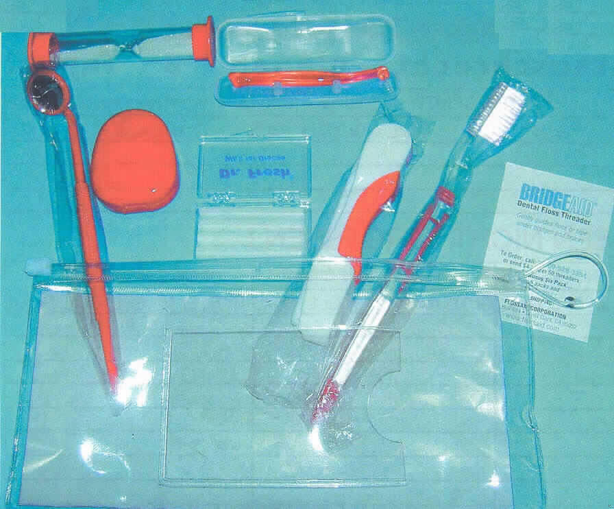 Zubereitetes Mundpflegemittel in Aufmachung für den Einzelverkauf, sog. Dentalwachs, bestehend aus vier zylindrischen, an den Längsseiten miteinander verbundenen, wachsartigen Strängen mit Minzaroma (L x B x D = 5 x 2 x 0,5 cm) zur Verwendung mit Zahnspangen zur Druckstellenvermeidung.
Das Wachs ist in einem transparenten Kunststoffkästchen enthalten und zusammen mit einer Zahnbürste, einem Mundspiegel, einer Reisezahnbürste, Stäbchen zum Reinigen von Zahnzwischenräumen, einer Sanduhr, Zahnseide, und einer Interdentalbürste (alle, nicht Gegenstand dieser vZTA weil kein gemeinsamer Bedarf, darum getrennte Einreihung) in einem Kunststoffmäppchen mit Zippverschluss verpackt.

Abbildung siehe Internet.