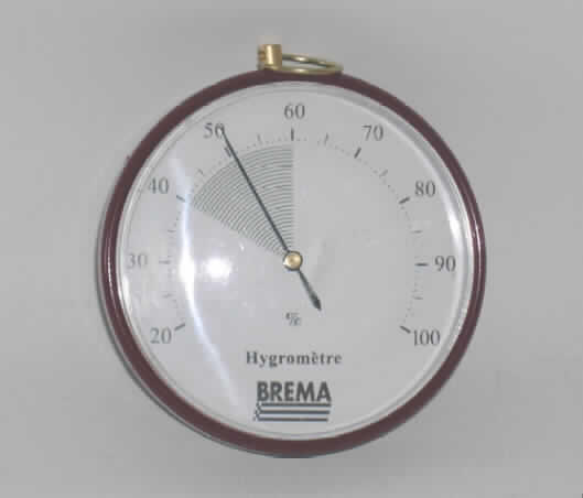 Hygrometer, nicht elektronisch, nicht für zivile Luftfahrzeuge bestimmt, in Form eines unmittelbar ablesbaren Instrumentes in einem runden Kunststoffgehäuse (Durchmesser 9 cm) mit Zeiger und einer Aufhängevorrichtung. Die Skala des in einer Blisterpackung verpackten Instrumentes reicht für die Anzeige der Luftfeuchtigkeit von 20 % bis 100 %. 

Bild der Ware im Internet unter http://europa.eu.int/comm/taxation_customs/dds/de/ebticau.htm