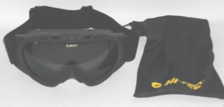 Sonnenbrille, andere als mit optisch bearbeiteten Gläsern, mit Brillengläsern aus Kunststoff, in Form einer Schutzbrille, sog. Skibrille für Erwachsene "HI-TEC".
Die Skibrille besteht aus einem Kunststoffgestell (100 % PU) mit einer durchgehenden, getönten, gewölbten, kratzfesten und sphärischen Doppelscheibe aus Kunststoff. Mit Hilfe des verstellbaren, elastischen Kunststoffgurtes wird die Brille am Kopf bzw. Helm befestigt. Der Rahmen ist mit einem Belüftungssystem ausgestattet und innen mit Schaumstoff gepolstert.
Die Ware befindet sich in einer Microfaser Schutzhülle.
Äußere Form: siehe Abbildung