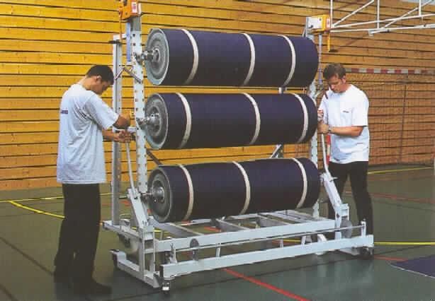 Anderes als von den Positionen 9401 und 9402 erfasstes Metallmöbel zur Verwendung in Sporthallen, sog. Teppichständer. 
Es handelt sich um eine verfahrbare Metallkonstruktion zum Einhängen und Lagern von bis zu zehn Teppichbodenrollen über- bzw. nebeneinander. Der Ständer kann mit einem elektrischen Aufrollgerät (nicht Gegenstand dieser verbindlichen Zolltarifauskunft) kombiniert werden.
Der Teppichständer dient zum Aufstellen auf dem Boden, z. B. von Turnhallen. 
  
Ein Bild der Ware ist im Internet unter http://europa.eu.int/comm/taxation_customs/dds/de/ebticau.htm zu finden.