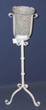 Anderes als von den Pos. 9401 und 9402 sowie der Unterposition 9403 10 erfasstes Möbel aus unedlem Metall, sog. Mosaik- Glaswindlicht auf Metallständer, ca. 61 cm H.
Es handelt sich um einen dreibeinigen Ständer aus unedlem Metall mit Glasbehälter. Der Ständer hat gebogene Füße, ist mit Ornamenten verziert und im oberen Bereich mit drei "Armen" sowie einem runden Metallnapf versehen, in dem der bauchige, mit Mosaikplättchen beklebte Glasbehälter (Höhe ca. 16 cm) eingesetzt ist.
Der Ständer bestimmt insbesondere aufgrund seines Umfangs gegenüber dem Glasgefäß den Charakter der Ware.
Die Gesamthöhe beträgt ca. 61 cm.
Die Ware ist dazu bestimmt auf den Boden gestellt zu werden und dient als dekorativer Ständer mit Glasaufsatz zur Aufnahme verschiedener Gegenstände, z.B. Blumensträuße, Kerzen, etc.(nicht Gegenstand der vZTA).

Ein Bild der Ware ist im Internet unter http://europa.eu.int/comm/taxation_customs/dds/de/ebticau.htm zu finden.